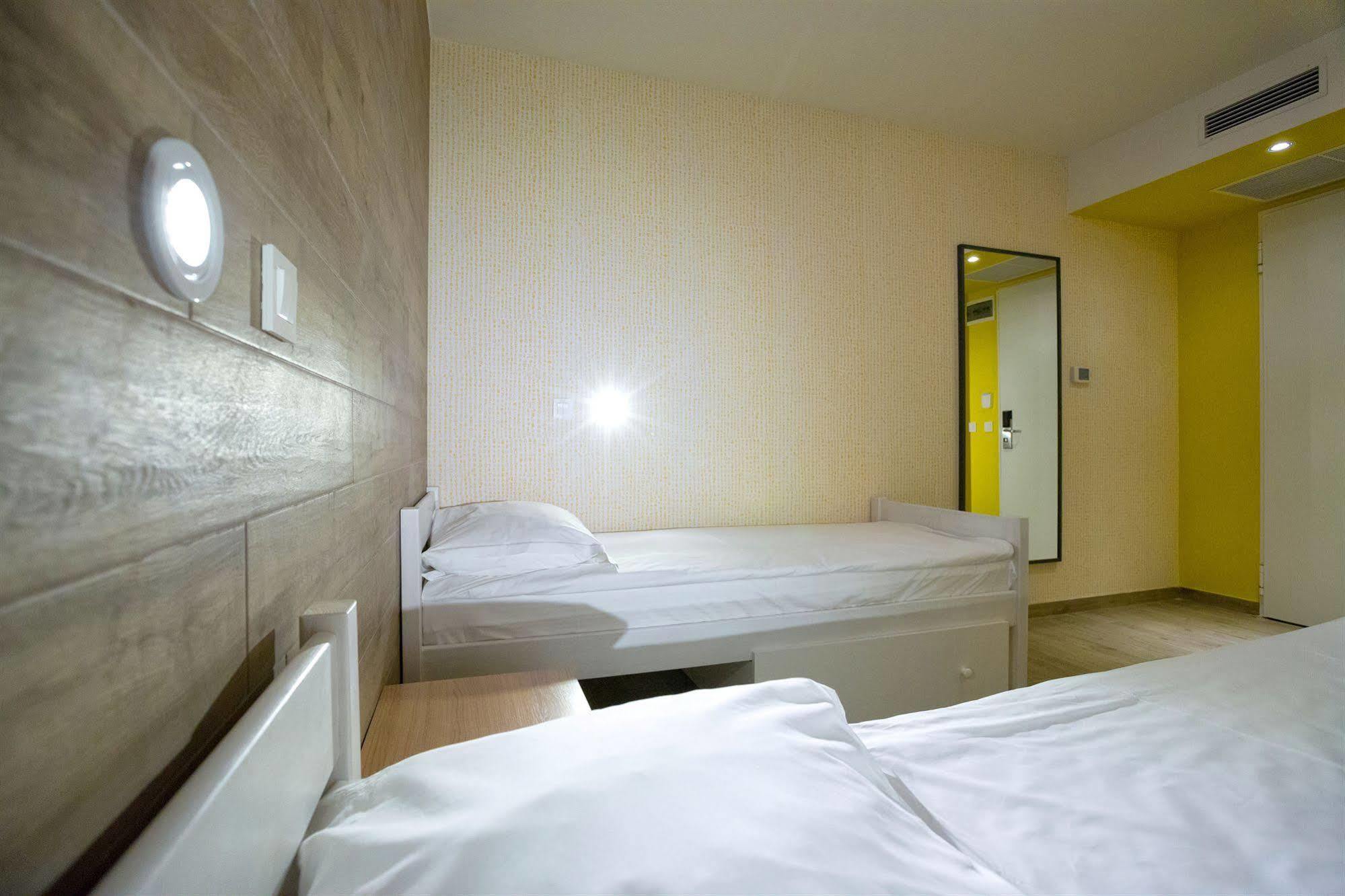 Hostel Link Lovran Exteriör bild